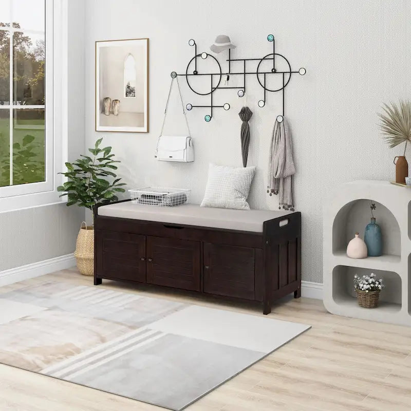 Banc de rangement rustique avec portes à persiennes et compartiment caché