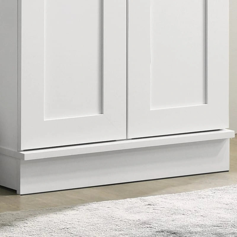 Meuble de rangement moderne avec portes à panneaux encadrées et étagères réglables